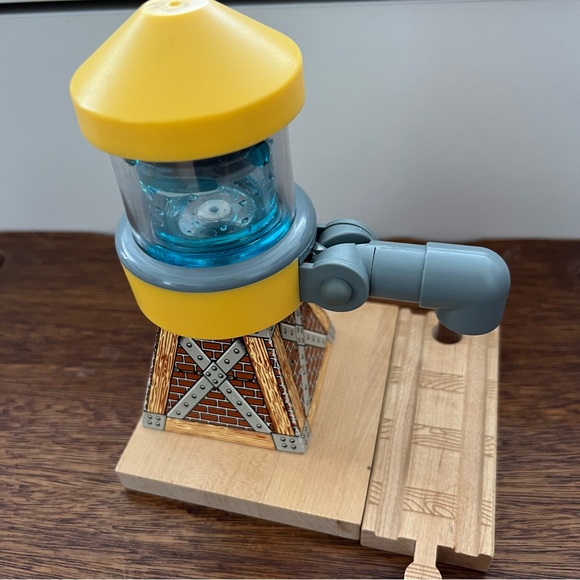 Thomas & Friends Wooden Railway Sodor Yellow Water Tower + Magnetic Track Piece - Picture 3 of 4